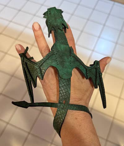 Fantasy Gifts - Green Dragon Hand Pet