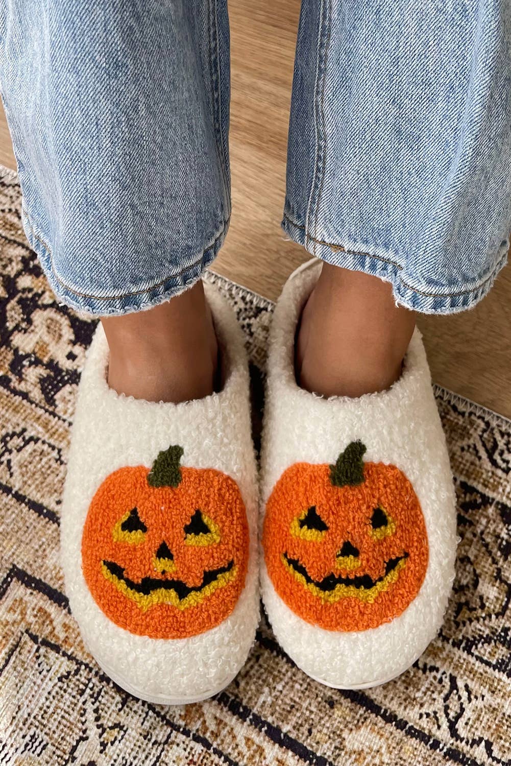 1 the Woman - Halloween Pumpkin Print Plush Slippers