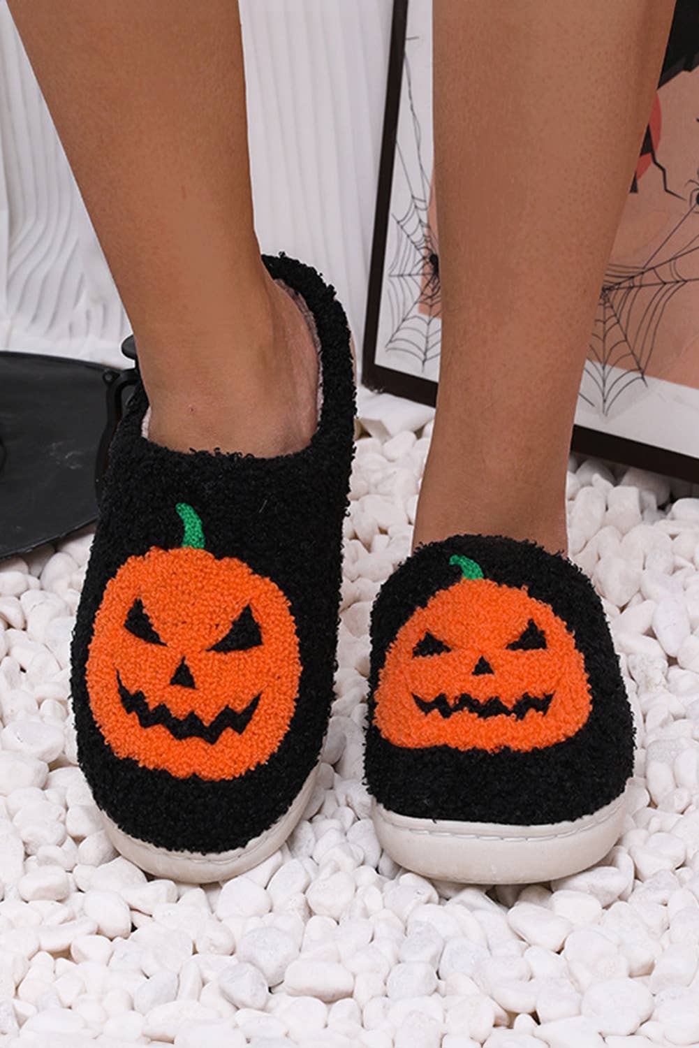 1 the Woman - Halloween Pumpkin Print Plush Slippers